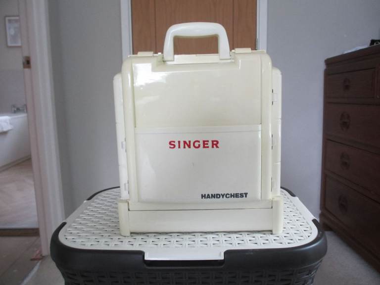 VINTAGE SINGER HANDY CHEST