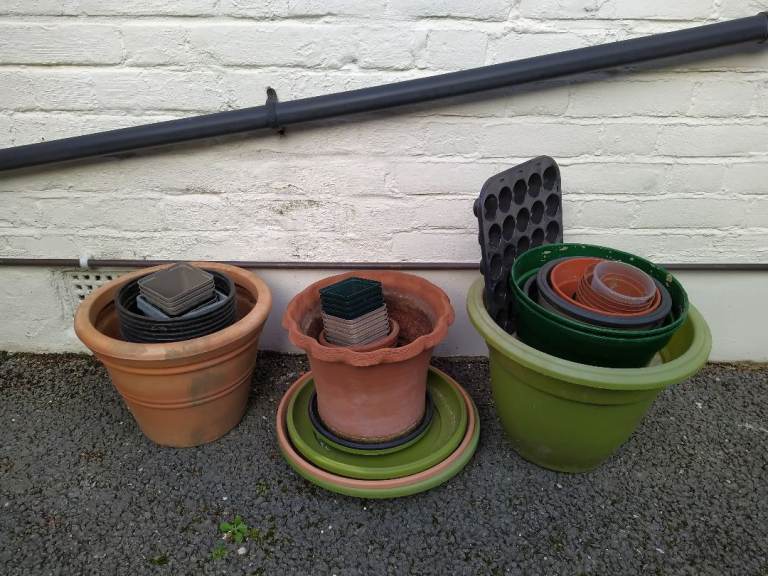 ASSORTED GARDEN POTS AND SAUCERS