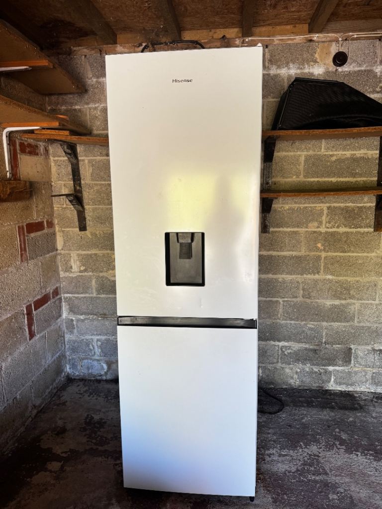 Freestanding fridge freezer 