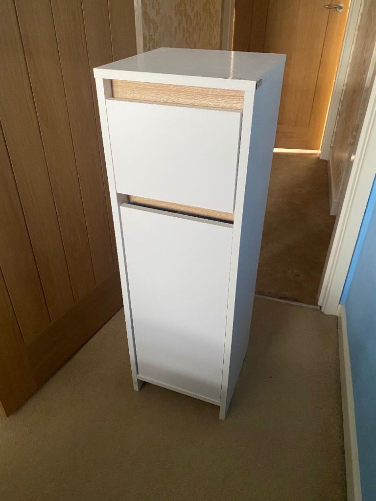 Bathroom cabinets / storage