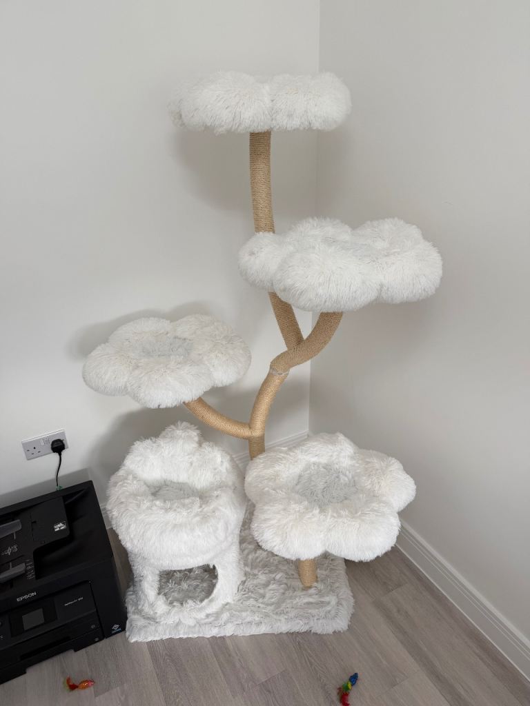 COSTWAY White Tall Cat Tree with 4 Flower-shaped Platforms and Sisal Scratching Posts