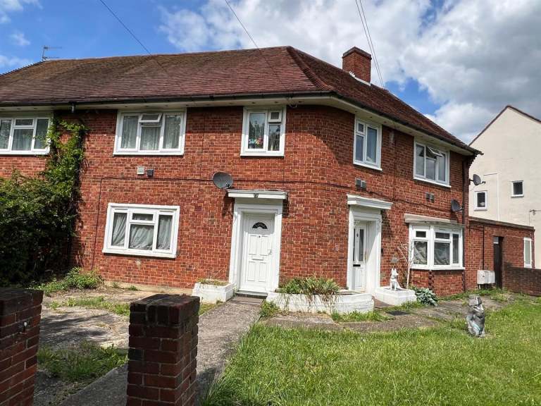 3 bedroom flat in Green Lane, Hounslow