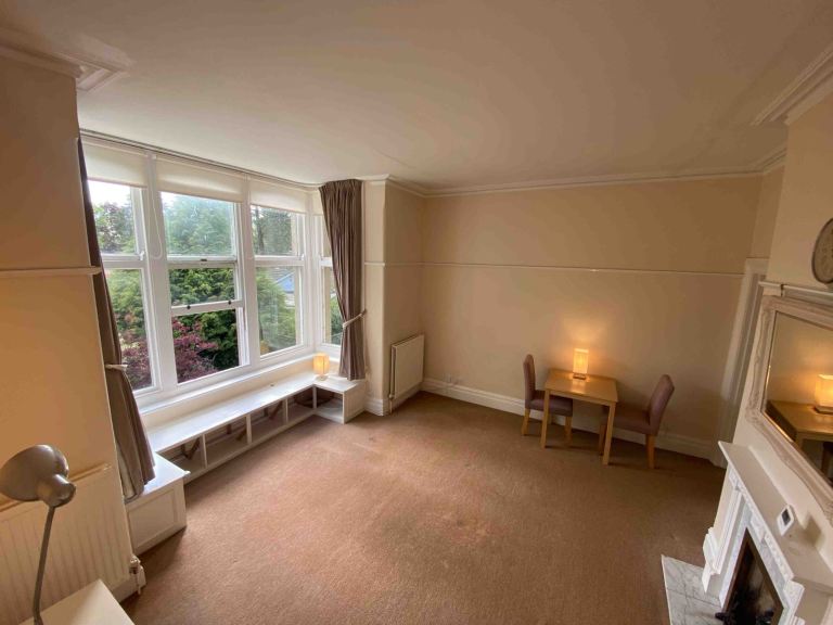 Single bedroom, first floor flat in Summersdale, Chichester. High ceiling, large south facing lounge
