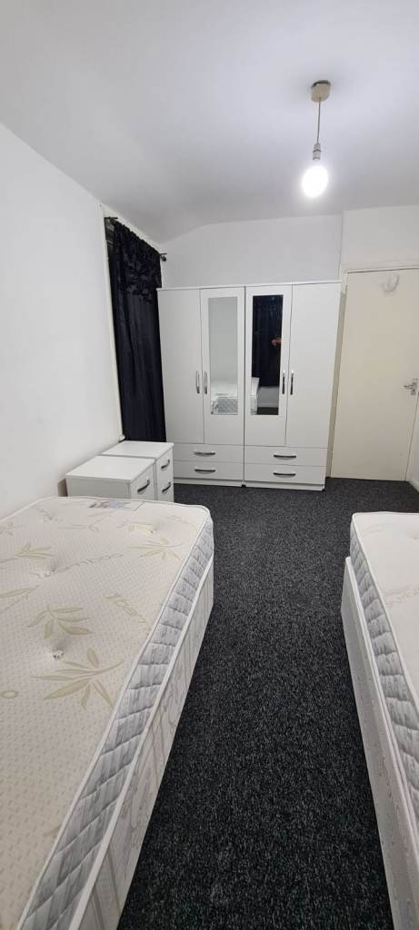 Fully Furnished One bed space available in Double Room in Upton Park