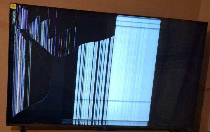 Polaroid 50 inch 4k HDR LED Smart TV - Screen is broken - good for spare parts P50UPA2033A