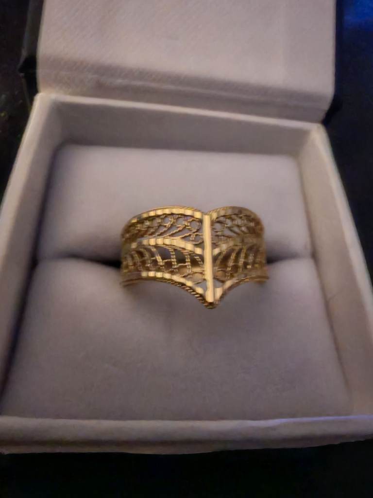 9CT GOLD RING.