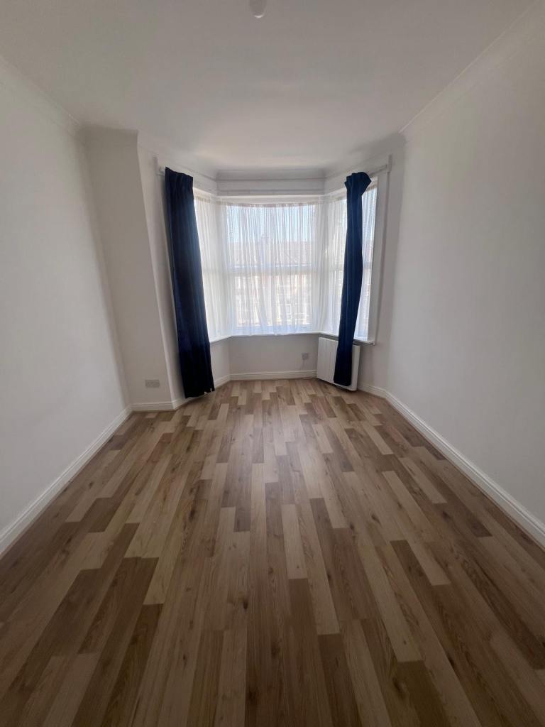 3 Bedroom First Floor Flat to rent in Sevenkings
