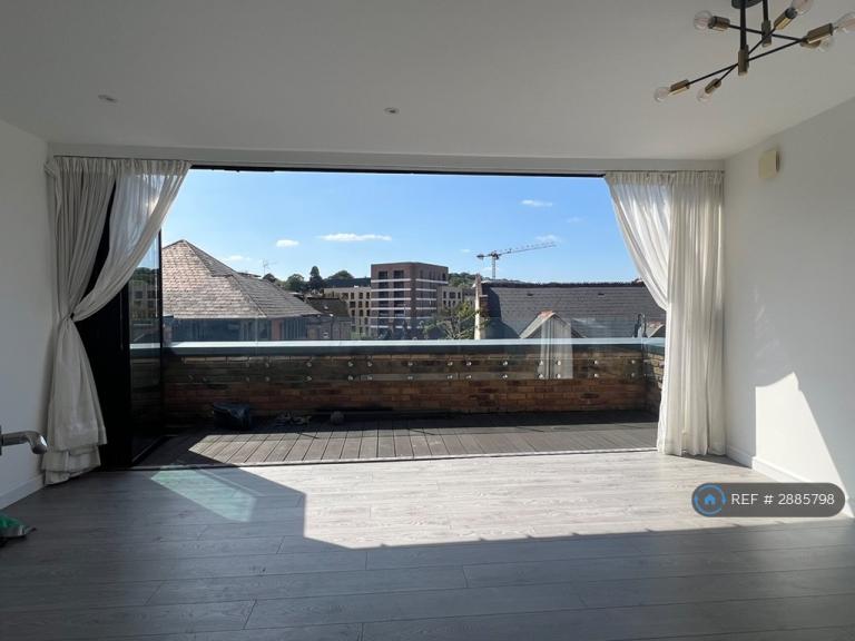 2 bedroom flat in High Street, Purley, CR8 (2 bed) (#2885798)
