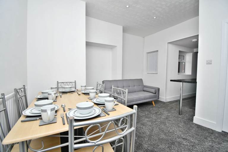 *AVAILABLE NOW!!! Students & professionals welcome! ALL BILLS & WI-FI INCLUDED!*