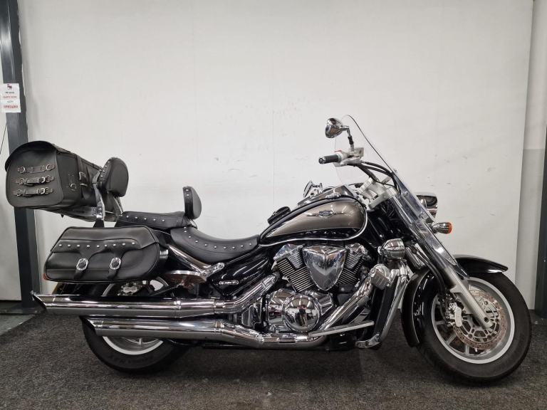 SUZUKI VLR1800 ** FULL LEATHER LUGGAGE - FOOTBOARDS - ENGINE BARS **