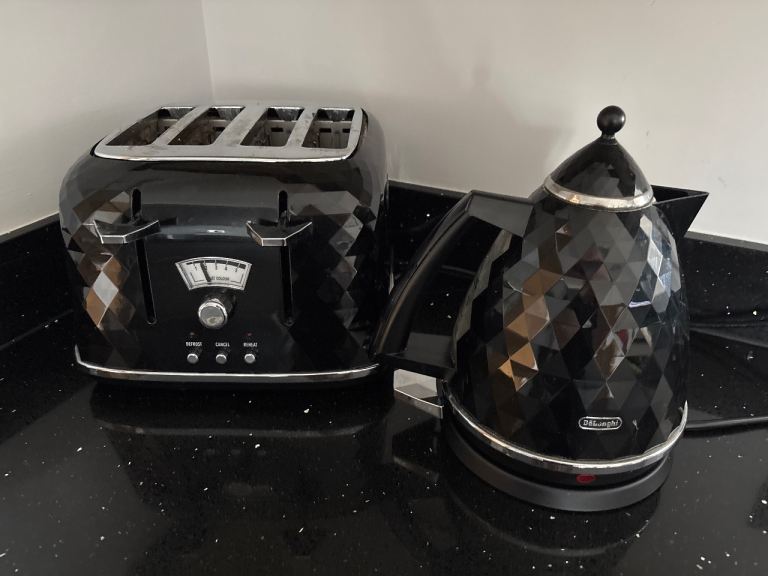 De’Longhi Kettle and Toaster Set