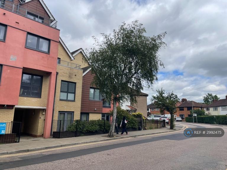 2 bedroom flat in Bramley Crescent, Ilford, IG2 (2 bed) (#2992475)