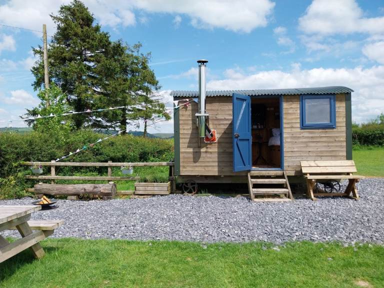 Shepherd’s Hut – 14ft x 8ft – Ensuite, Kitchenette, Wood Burner – Off-Grid Ready