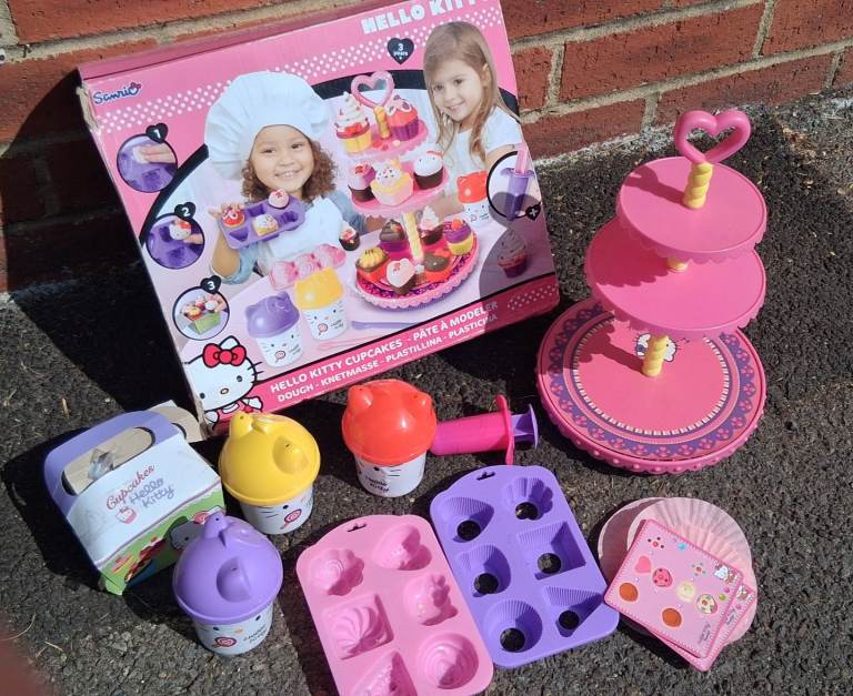 Hello Kitty Cupcake Baking Set with Stand