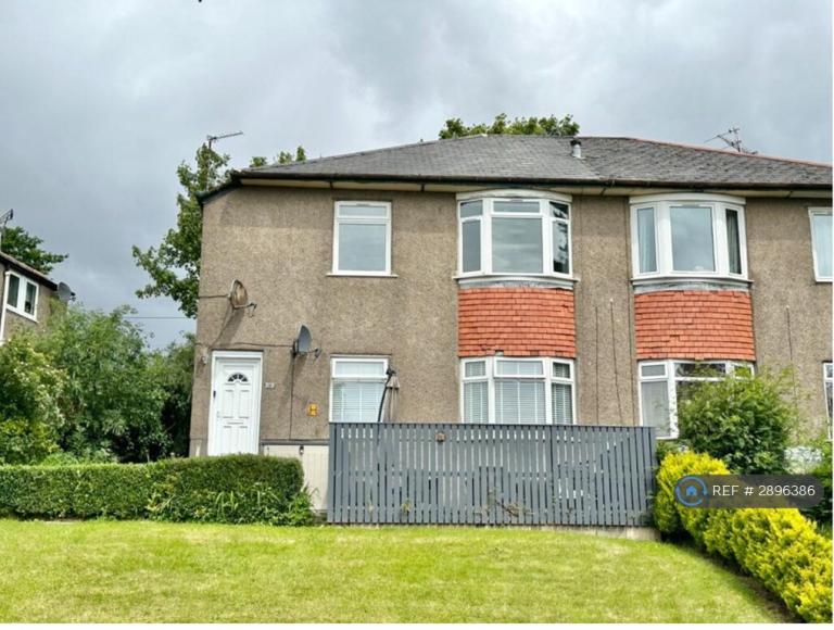 3 bedroom flat in Gladsmuir Road, Glasgow, G52 (3 bed) (#2896386)