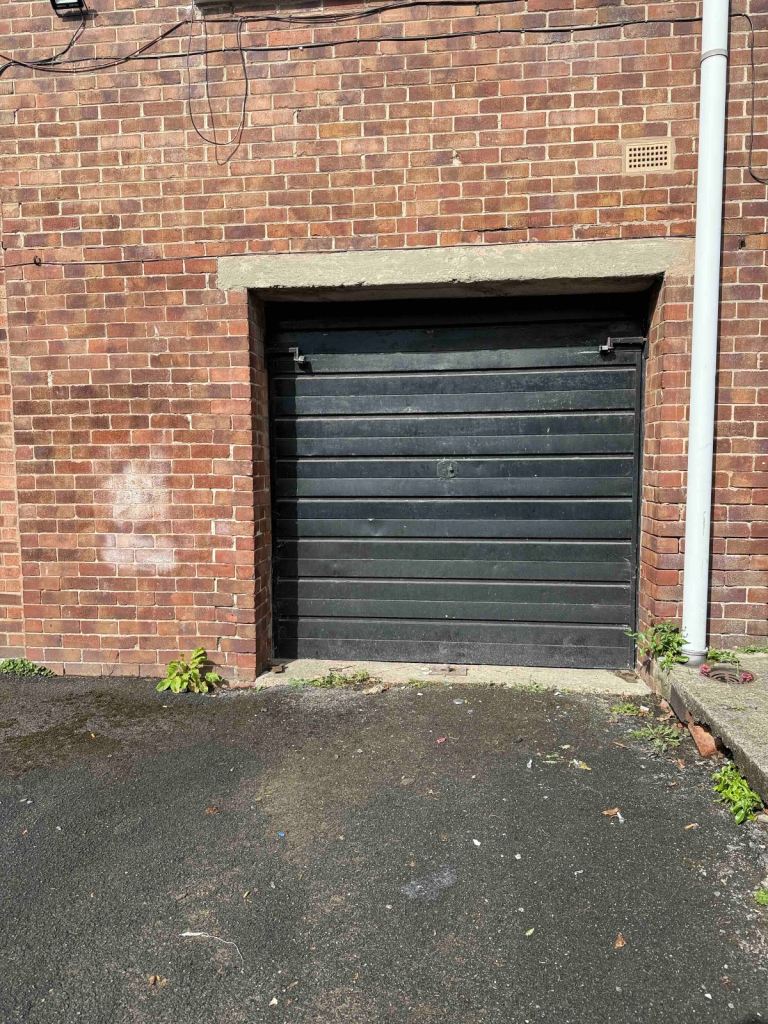 Single Garage to Rent with Power