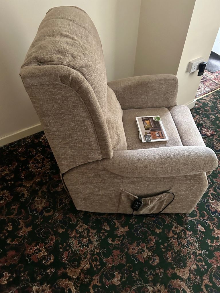 Electric reclining chair 