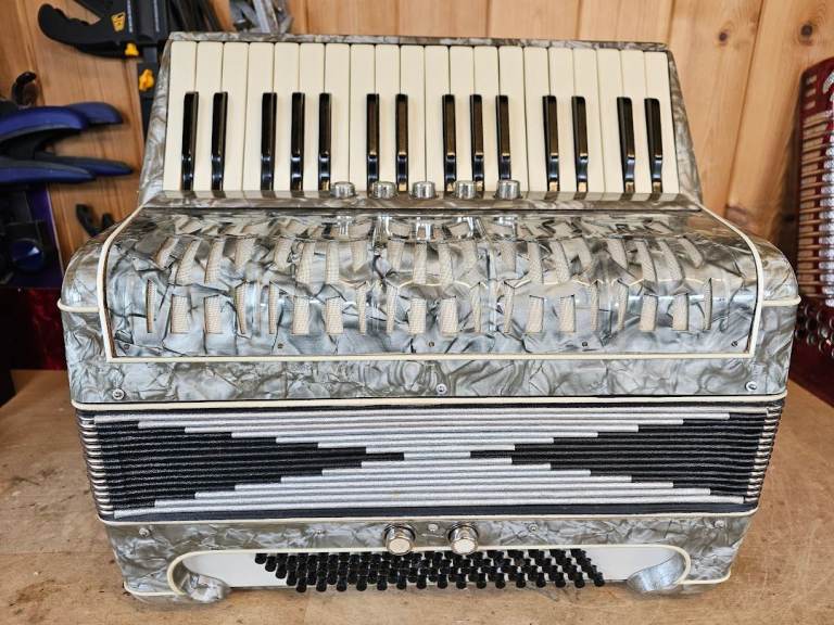80 Bass, 3 Voice Treble (LMM), No Makers Name, 34 Trble Keys, Piano Accordion.