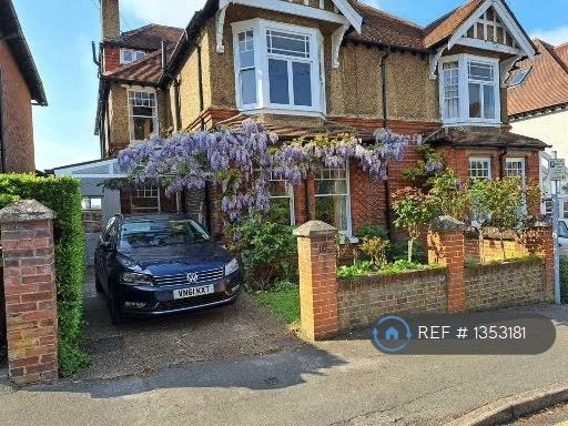 7 bedroom house in Mareschal Road, Guildford, GU2 (7 bed) (#1353181)