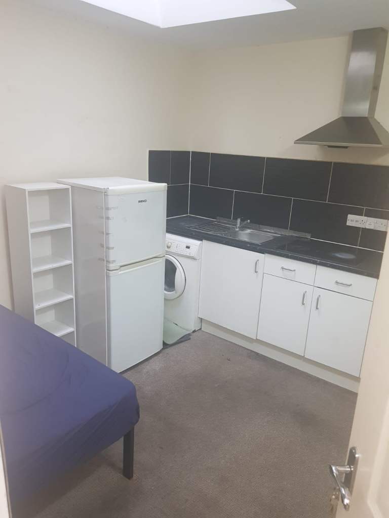 Studio Flat to Rent in Luton Town Centre, very close to University and Train station - No Parking