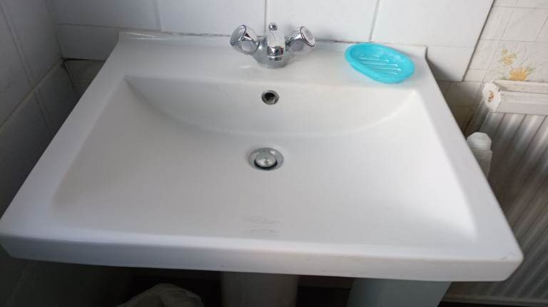  Washhand Baison & Bathroom Mirror Cabinet 