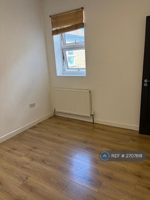 2 bedroom flat in Kimberley Road, London, E11 (2 bed) (#2707618)