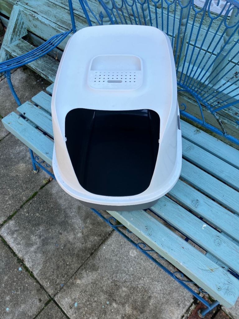 Hooded cat litter tray