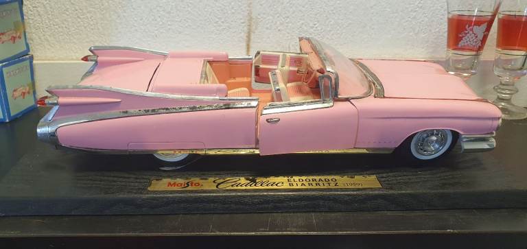Maisto 1/18 Scale Diecast Model Car - 36813 1959 Cadillac Eldorado Biarritz Pink