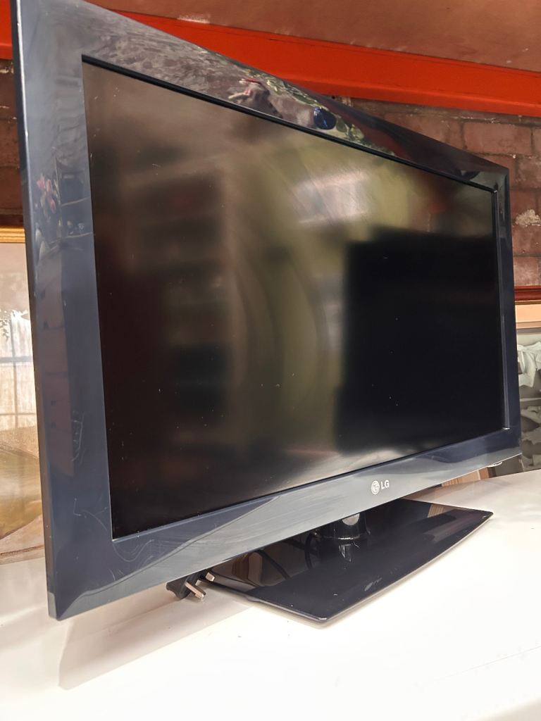 LG 32 inches Tv - Model 32D490 