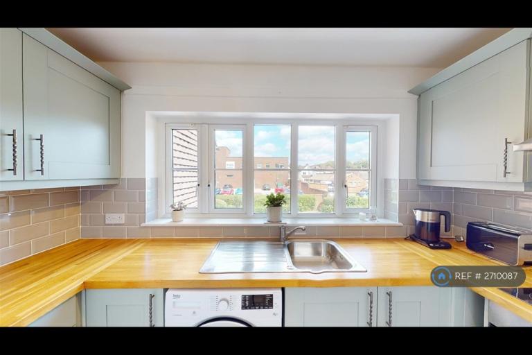 1 bedroom flat in John Wiskar Drive, Cranleigh, GU6 (1 bed) (#2710087)