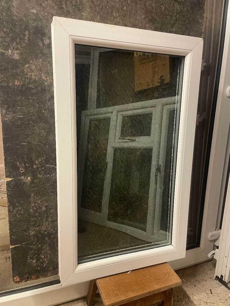 H 95 x W 57 cm - SMALL UPVC DOUBLE GLAZED WINDOW - OBSCURE GLASS - GOOD CONDITION (REF: SJ472)
