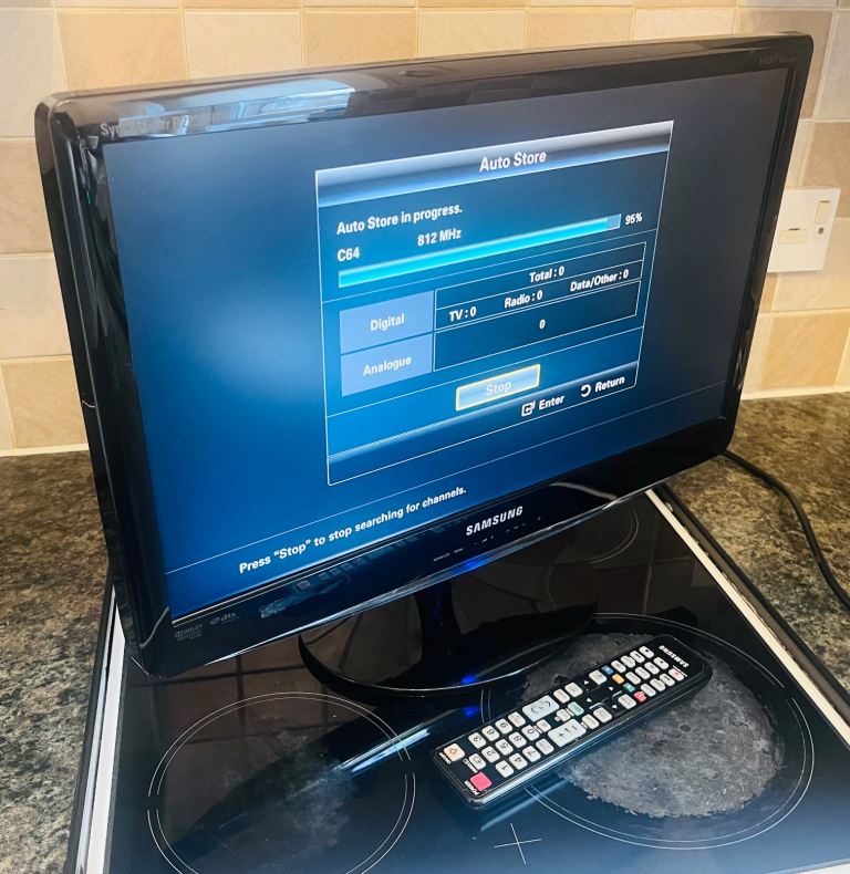 Samsung 22” TV - Fully Working - Remote Included