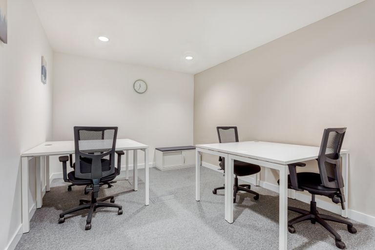 Epping - CM164BZ \ Ready-to-Use Office Space with 5 Desks
