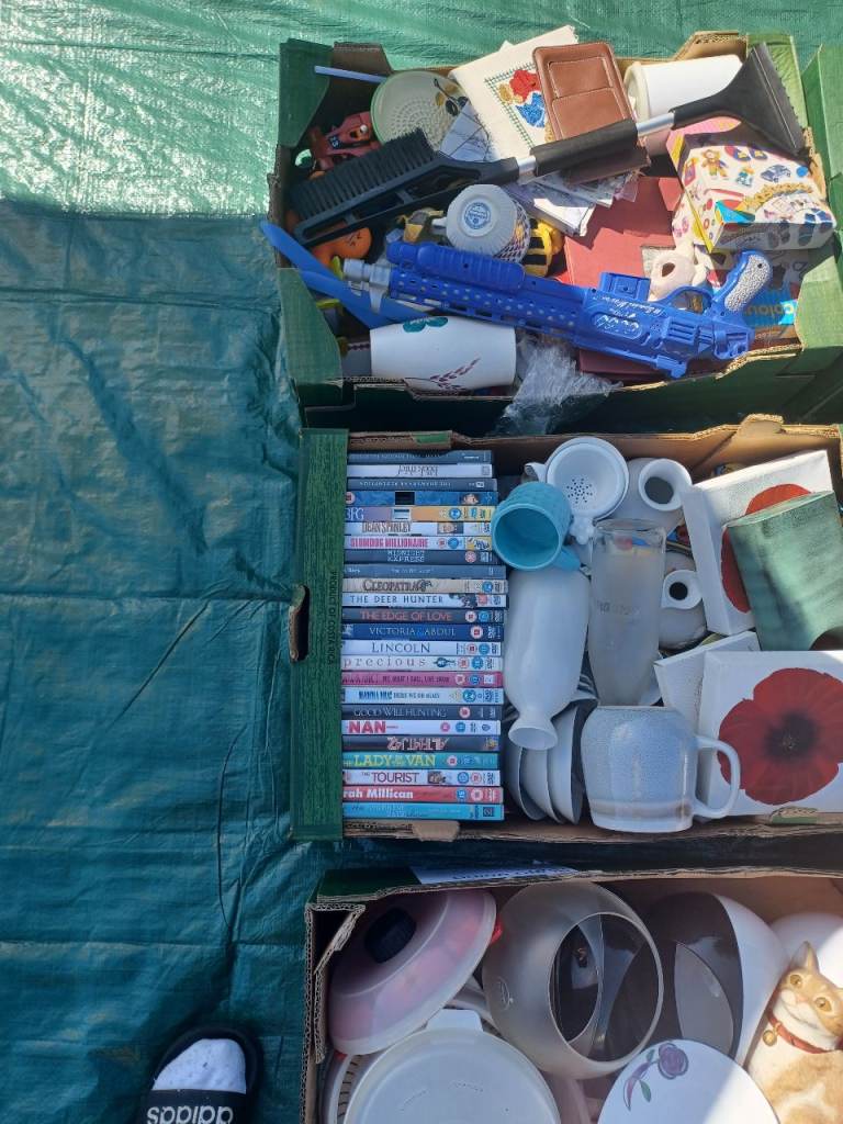 CAR BOOT JOB LOT WORTH 200 TO 300 POUNDS BUT SELLING THE LOT FOR 30 AS NEED THE SPACE.