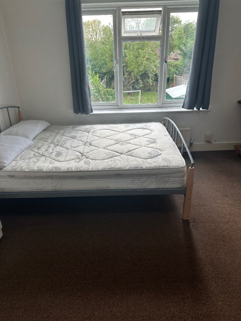 Fully furnished double room in excellent location.