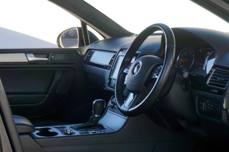 2014 Volkswagen Touareg 3.0 TDI V6 BlueMotion Tech R-Line SUV Diesel Tiptronic 4WD (s/s) 5dr - Ju...