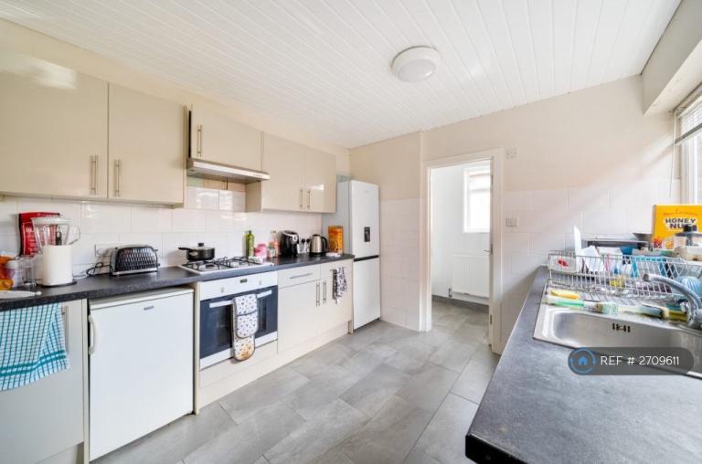 5 bedroom house in Thackeray Road, Southampton, SO17 (5 bed) (#2709611)