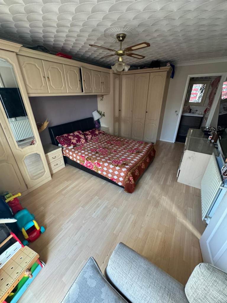 King Size/ double bedroom with private en-suite in prime location