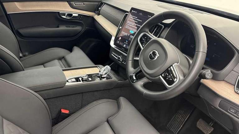 2025 Volvo XC90 Plus, T8 AWD Plug-in hybrid, Electric/Petrol, Dark, 7 Seats ( 360* Camera ) ESTAT...