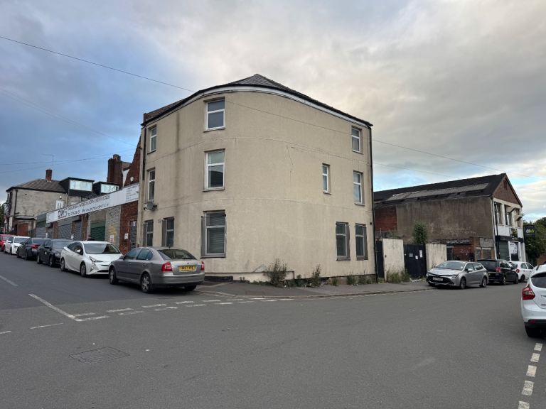 Room Available Now - S4 Close shops, supermarkets, walking distance from town centre - £525