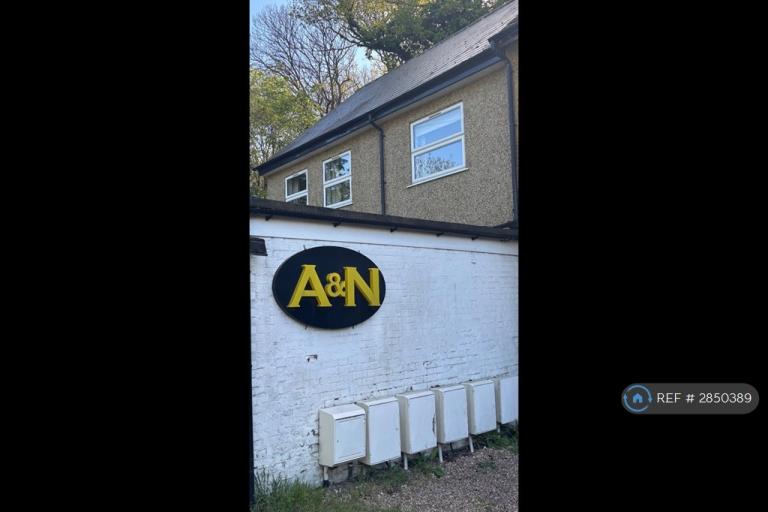 3 bedroom flat in Ongar Road, Brentwood, CM15 (3 bed) (#2850389)