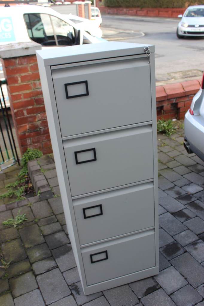 4 Drawer Metal Filing Cabinet In Very Good Condition 