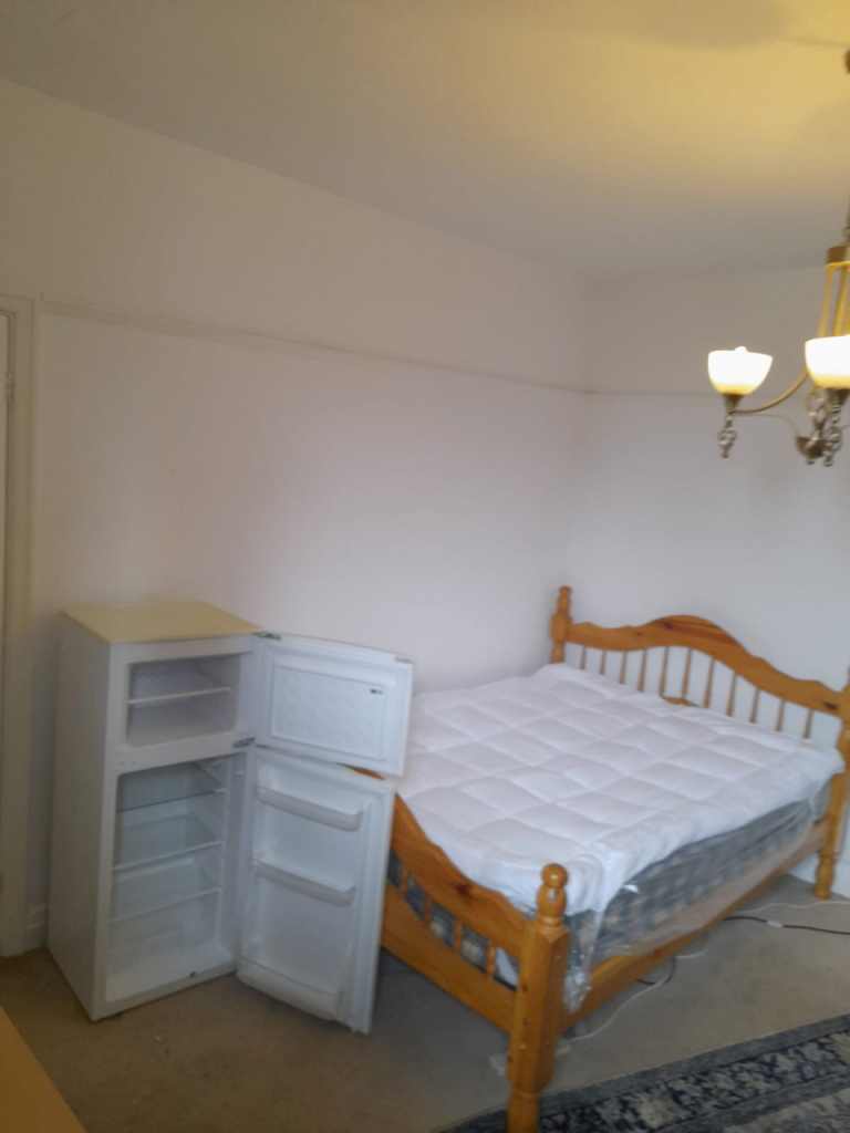 Spacious & Cosy Double Room For Rent AT CR2 8LB
