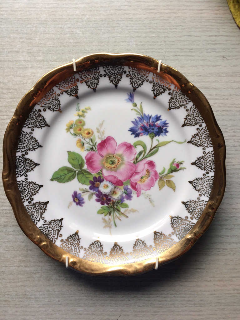 Set of 2 'Gloria' gold embossed floral plates