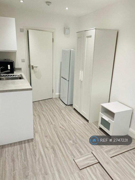 Studio flat in Lincoln Gardens, Ilford, IG1 (#2747231)