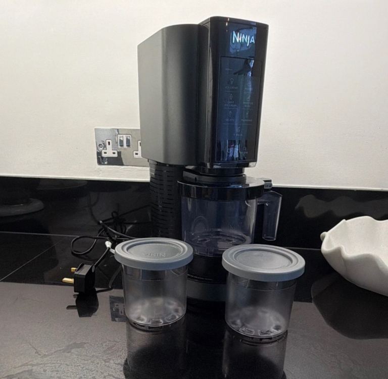 Ninja Creami in flawless condition with 2 pots included as well as original box 