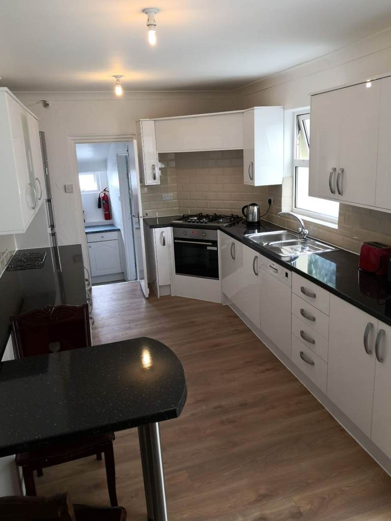 Pl4 central location, big room to rent 