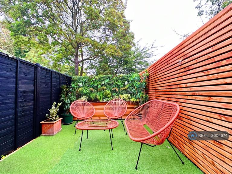 1 bedroom flat in London, London, SE17 (1 bed) (#3004674)