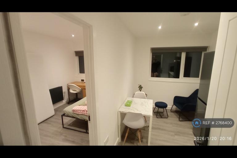 Studio flat in Swedenborg Gardens, London, E1 (#2768400)