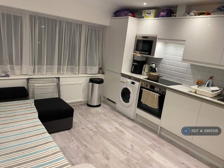 2 bedroom flat in Vicarage Farm Road, Hounslow, TW3 (2 bed) (#2995518)